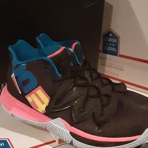 Nike Kyrie 5 Basketball Sneakers